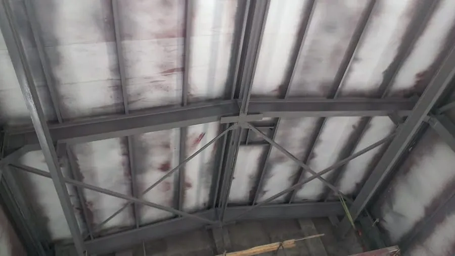 Процесс очистки металлоконструкции от ржавчины