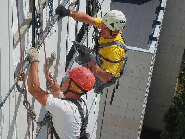 Демонтаж аварийных металлоконструкций на высоте